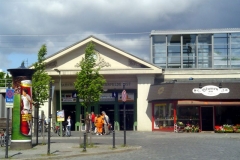 800px-Train_station_Berlin_Lichterfelde_Ost_1